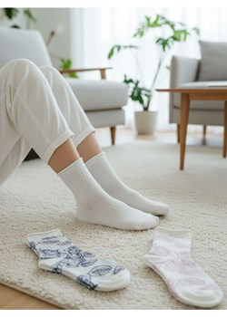 Sinsay - Zestaw wysokich skarpetek z kwiatowym motywem 3 pack - biały ze sklepu Sinsay w kategorii Skarpetki damskie - zdjęcie 188656501