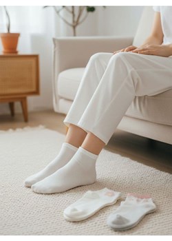 Sinsay - Zestaw krótkich skarpetek z kwiatowym motywem 3 pack - wielobarwny ze sklepu Sinsay w kategorii Skarpetki damskie - zdjęcie 188656504