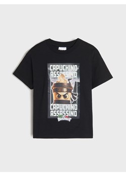 Sinsay - Bawełniana koszulka z nadrukiem Italian Brainrot Capuchino Assasino - czarny ze sklepu Sinsay w kategorii T-shirty chłopięce - zdjęcie 188656521