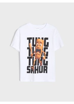 Sinsay - Bawełniana koszulka z nadrukiem Italian Brainrot Tung Tung Tung Sahur - biały ze sklepu Sinsay w kategorii T-shirty chłopięce - zdjęcie 188656522