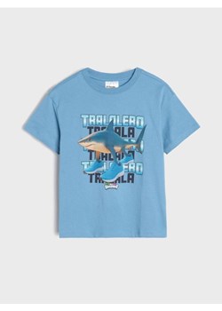 Sinsay - Bawełniana koszulka z nadrukiem Italian Brainrot Tralalero Tralala - niebieski ze sklepu Sinsay w kategorii T-shirty chłopięce - zdjęcie 188656523