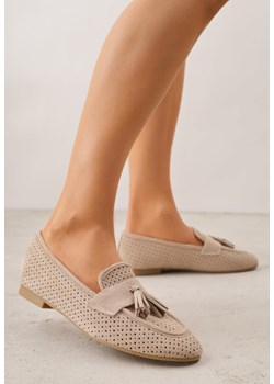 Beżowe Mokasyny z Imitacji Zamszu z Ozdobną Perforacją i Frędzlami Yenone ze sklepu born2be.pl w kategorii Mokasyny damskie - zdjęcie 188667281