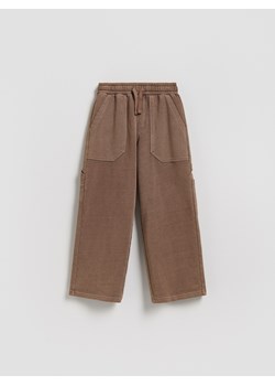 Reserved - Dresowe spodnie oversize - ciemnobrązowy ze sklepu Reserved w kategorii Spodnie chłopięce - zdjęcie 188675852