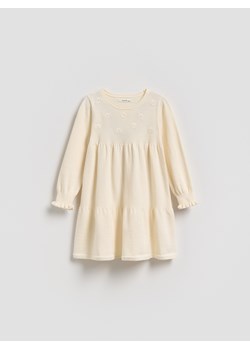 Reserved - Dzianinowa sukienka z haftem - kremowy ze sklepu Reserved w kategorii Sukienki dziewczęce - zdjęcie 188679240