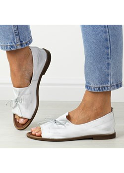 Srebrne skórzane Polskie sandały damskie z zakrytą piętą Deoni D488 ze sklepu suzana.pl w kategorii Sandały damskie - zdjęcie 188692764