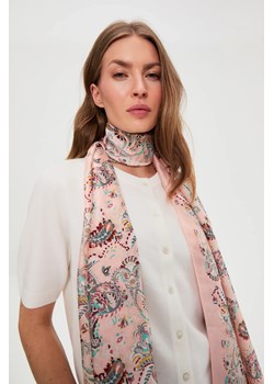 Szal w wzorem różowy ze sklepu Moodo.pl w kategorii Szaliki i chusty damskie - zdjęcie 188692913