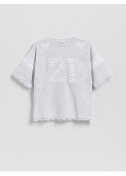 Reserved - T-shirt z koronkowym zdobieniem - jasnoszary ze sklepu Reserved w kategorii Bluzki dziewczęce - zdjęcie 188709504