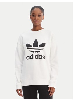 adidas Bluza Trefoil GN2961 Biały Regular Fit ze sklepu MODIVO w kategorii Bluzy damskie - zdjęcie 188713880