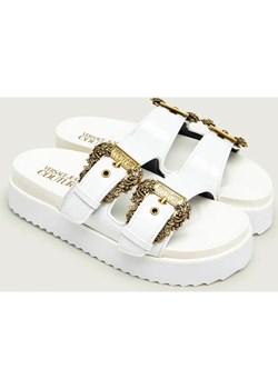 Versace Jeans Couture Klapki FONDO ARIZONA DIS. SM1 ze sklepu Gomez Fashion Store w kategorii Klapki damskie - zdjęcie 188716480