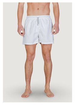 EA7 Emporio Armani Szorty kąpielowe 7M002001 AF14497 M0076 Biały Regular Fit ze sklepu MODIVO w kategorii Kąpielówki - zdjęcie 188717390