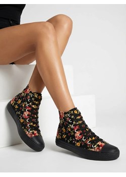 Royalfashion Wysokie czarne trampki damskie z printem w kwiaty Fahenna ze sklepu royalfashion.pl w kategorii Trampki damskie - zdjęcie 188718580
