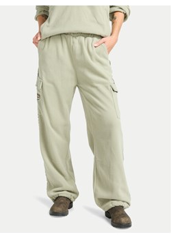 Billabong Spodnie dresowe Winter Camp EBJFB03001 Zielony Loose Fit ze sklepu MODIVO w kategorii Spodnie damskie - zdjęcie 188728683