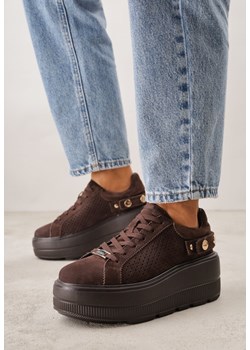 Ciemnobrązowe Skórzane Sneakersy na Platformie i Koturnie Zdobione Perforacją Peniesh ze sklepu born2be.pl w kategorii Buty sportowe damskie - zdjęcie 188730362