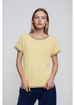 Bluzka z ozdobną lamówką żółta ze sklepu Moodo.pl w kategorii Bluzki damskie - zdjęcie 188731032
