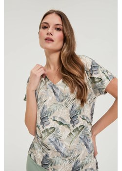 Bluzka z dekoltem w serek beżowa ze sklepu Moodo.pl w kategorii Bluzki damskie - zdjęcie 188731094