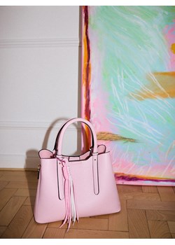 Mohito - Różowa torebka z paskiem na ramię - pastelowy różowy ze sklepu Mohito w kategorii Kuferki - zdjęcie 188733071