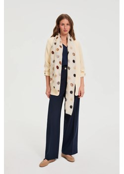 Szal w kropki beżowy ze sklepu Moodo.pl w kategorii Szaliki i chusty damskie - zdjęcie 188733953