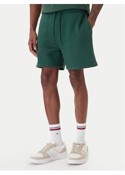 Tommy Jeans Szorty materiałowe DM0DM21931 Zielony Regular Fit ze sklepu MODIVO w kategorii Spodenki męskie - zdjęcie 188744863