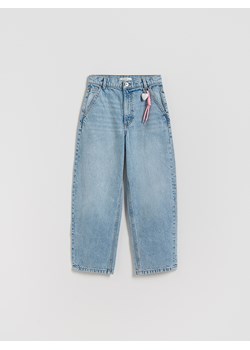 Reserved - Jeansy skater z brelokiem - niebieski ze sklepu Reserved w kategorii Spodnie dziewczęce - zdjęcie 188746470