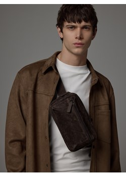 Reserved - Zamszowa nerka - ciemnobrązowy ze sklepu Reserved w kategorii Nerki - zdjęcie 188749674