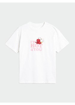 Sinsay - Bawełniana koszulka z nadrukiem na plecach Hot Stuff - kremowy ze sklepu Sinsay w kategorii Bluzki damskie - zdjęcie 188749924