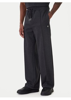 HUGO Spodnie dresowe Dineto 50553432 Szary Relaxed Fit ze sklepu MODIVO w kategorii Spodnie męskie - zdjęcie 188752422