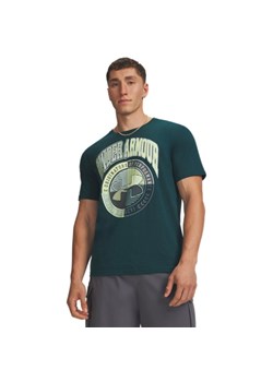 Męski t-shirt z nadrukiem Under Armour UA Varsity Crest - zielony ze sklepu Sportstylestory.com w kategorii T-shirty męskie - zdjęcie 188755203