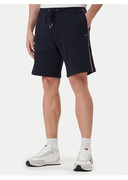 Tommy Hilfiger Szorty sportowe Global Stripe MW0MW42883 Granatowy Regular Fit ze sklepu MODIVO w kategorii Spodenki męskie - zdjęcie 188758392
