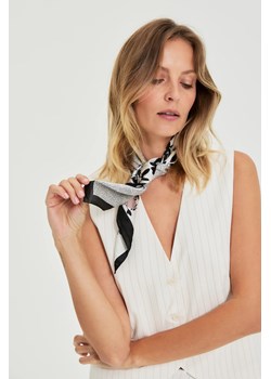 Apaszka w kwiaty czarna ze sklepu Moodo.pl w kategorii Szaliki i chusty damskie - zdjęcie 188759550