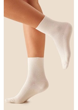 Skarpetki dłuższe prążkowane ecru SW064, Kolor ecru, Rozmiar 35-38, Gabriella ze sklepu Primodo w kategorii Skarpetki damskie - zdjęcie 188769094