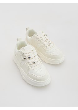 Reserved - Sneakersy z imitacji skóry - biały ze sklepu Reserved w kategorii Buty sportowe dziecięce - zdjęcie 188806894