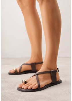 Ciemnobrązowe Sandały w Stylu Japonek z Metaliczną Ozdobą Catelin ze sklepu born2be.pl w kategorii Sandały damskie - zdjęcie 188807834
