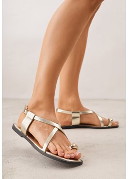 Złote Sandały w Stylu Japonek z Metaliczną Ozdobą Catelin ze sklepu born2be.pl w kategorii Sandały damskie - zdjęcie 188807843