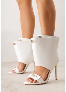 Białe Sandały w Stylu Botków z Ozdobnymi Klamrami Neamerephis ze sklepu born2be.pl w kategorii Sandały damskie - zdjęcie 188808282