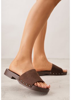 Brązowe Klapki Ozdobione Nitami Thronisei ze sklepu born2be.pl w kategorii Klapki damskie - zdjęcie 188809281