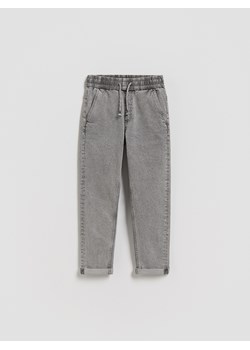Reserved - Jeansy carrot fit - jasnoszary ze sklepu Reserved w kategorii Spodnie chłopięce - zdjęcie 188811823