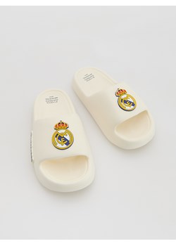 Reserved - Klapki Real Madrid - złamana biel ze sklepu Reserved w kategorii Klapki męskie - zdjęcie 188812114