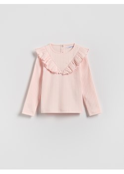 Reserved - Prążkowana koszulka z falbaną - pastelowy róż ze sklepu Reserved w kategorii Bluzki dziewczęce - zdjęcie 188812541