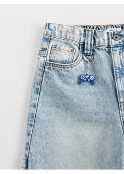 Reserved - Jeansy baggy z brelokiem - niebieski ze sklepu Reserved w kategorii Spodnie chłopięce - zdjęcie 188822902