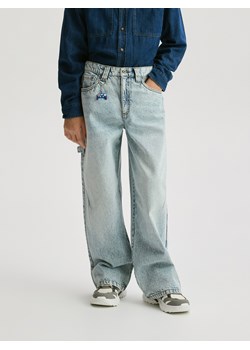 Reserved - Jeansy baggy z brelokiem - niebieski ze sklepu Reserved w kategorii Spodnie chłopięce - zdjęcie 188830872