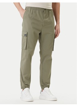 Calvin Klein Jeans Joggery Comfort LV04RD608G Beżowy Skinny Fit ze sklepu MODIVO w kategorii Spodnie męskie - zdjęcie 188833174