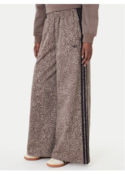 adidas Jeansy Firebird Aop KD8811 Brązowy Loose Fit ze sklepu MODIVO w kategorii Jeansy damskie - zdjęcie 188835731