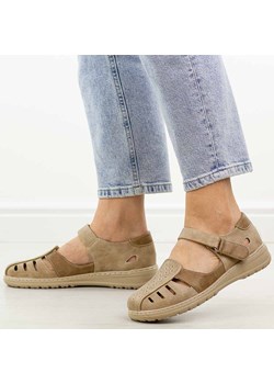 Beżowe zakryte sandały damskie Unisoft 9955 ze sklepu suzana.pl w kategorii Sandały damskie - zdjęcie 188836941