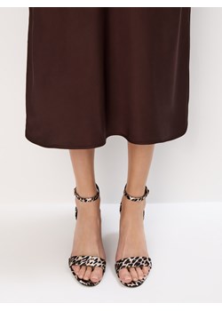 Mohito - Sandały w panterkę - wielobarwny ze sklepu Mohito w kategorii Sandały damskie - zdjęcie 188840770