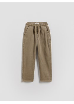 Reserved - Wysokoelastyczne spodnie regular - beżowy ze sklepu Reserved w kategorii Spodnie chłopięce - zdjęcie 188840982