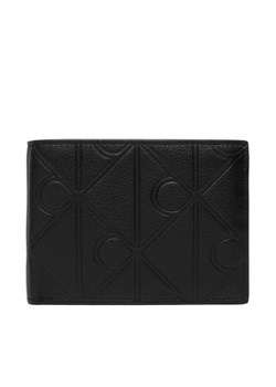 Portfel Calvin Klein Xl Emblem Aop Emboss Trifold LV04D1235G Czarny ze sklepu eobuwie.pl w kategorii Portfele męskie - zdjęcie 188841654