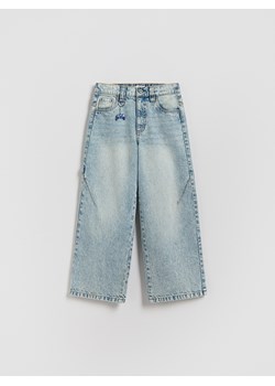 Reserved - Jeansy baggy z brelokiem - niebieski ze sklepu Reserved w kategorii Spodnie chłopięce - zdjęcie 188852140