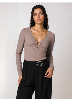 Sinsay - Body z dekoracyjnym dekoltem - beżowy ze sklepu Sinsay w kategorii Body damskie - zdjęcie 188854881