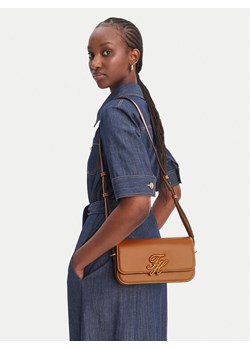 Tommy Hilfiger Torebka Th Script Flap Crossover AW0AW18399 Brązowy ze sklepu MODIVO w kategorii Listonoszki - zdjęcie 188860661