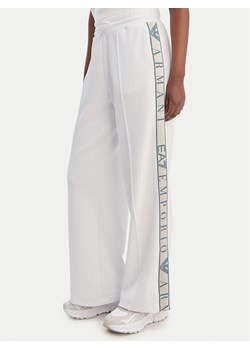 EA7 Emporio Armani Spodnie dresowe 7W001155 AF12501 U0002 Biały Relaxed Fit ze sklepu MODIVO w kategorii Spodnie damskie - zdjęcie 188864991